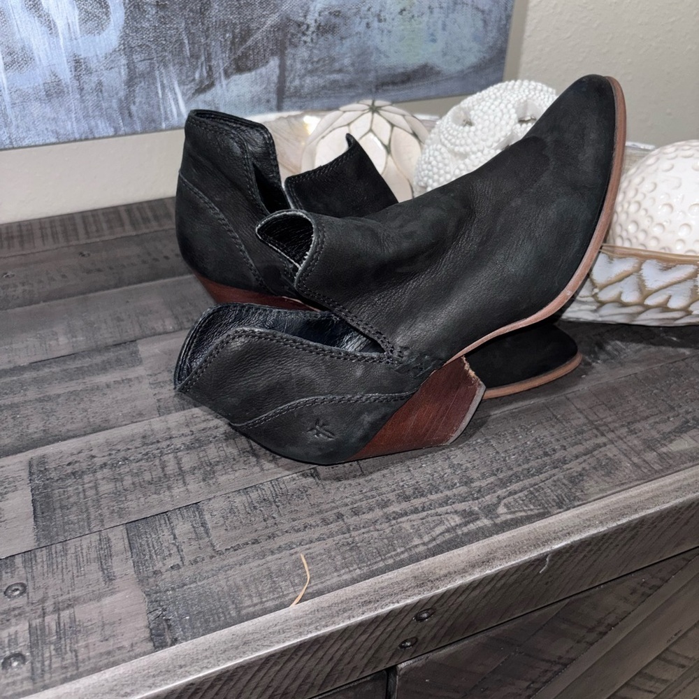 Frye Reina Cutout Booties in black leather SZ 6 - Picture 2 of 9